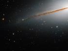 哈勃发现一个“小”墨西哥草帽星系：宽8万光年，距地球4千万光年